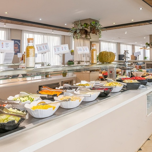 un buffet de comida en un restaurante con varios platos de comida