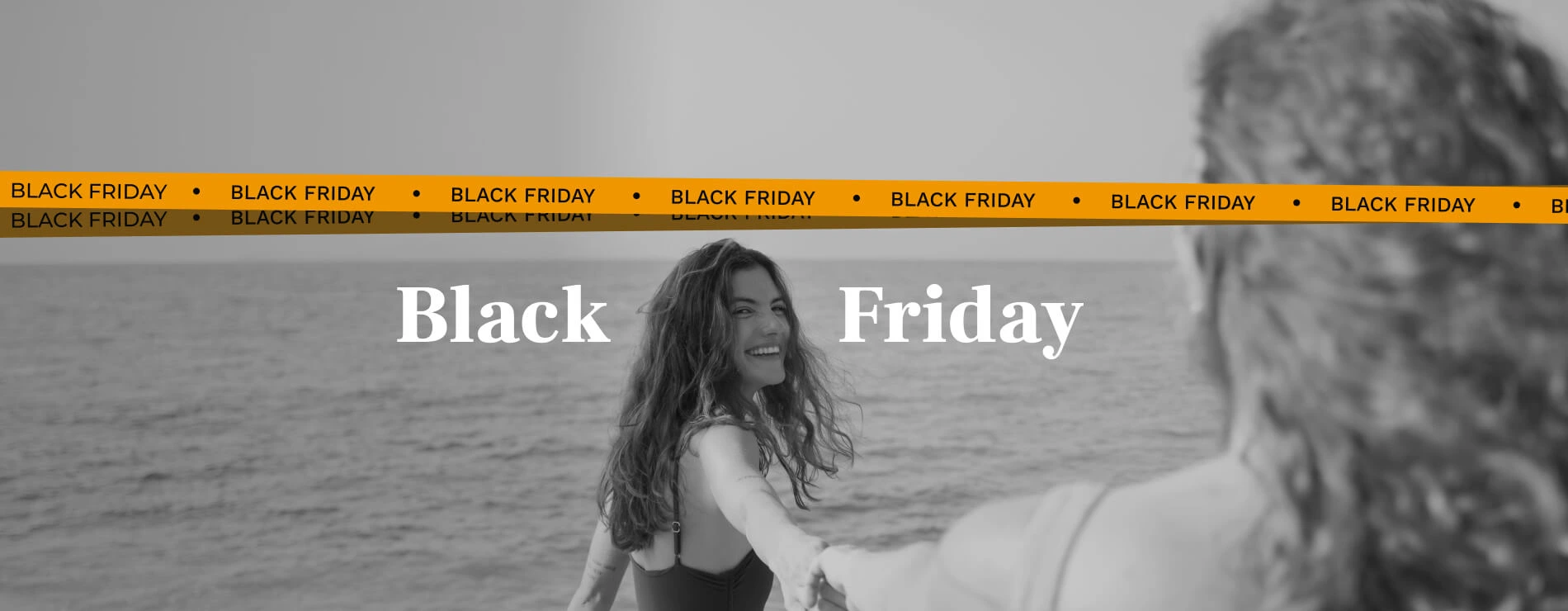 San Fermín by Dorobe Black Friday: mujer sonriente en la playa.