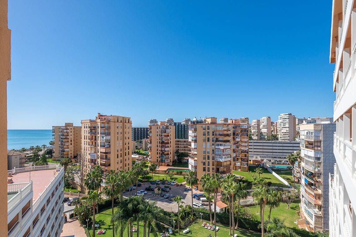 una vista aérea de una ciudad con muchos edificios y palmeras