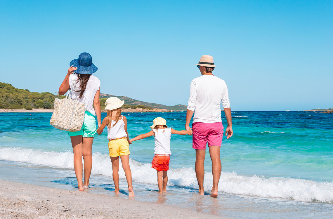 Family enjoying beach vacation Dorobe: Parasol.