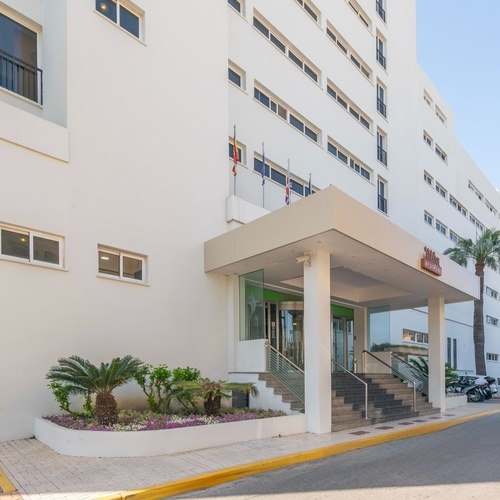 un edificio blanco con la palabra marcos en la parte superior