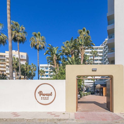 Se muestra la entrada a un establecimiento llamado 