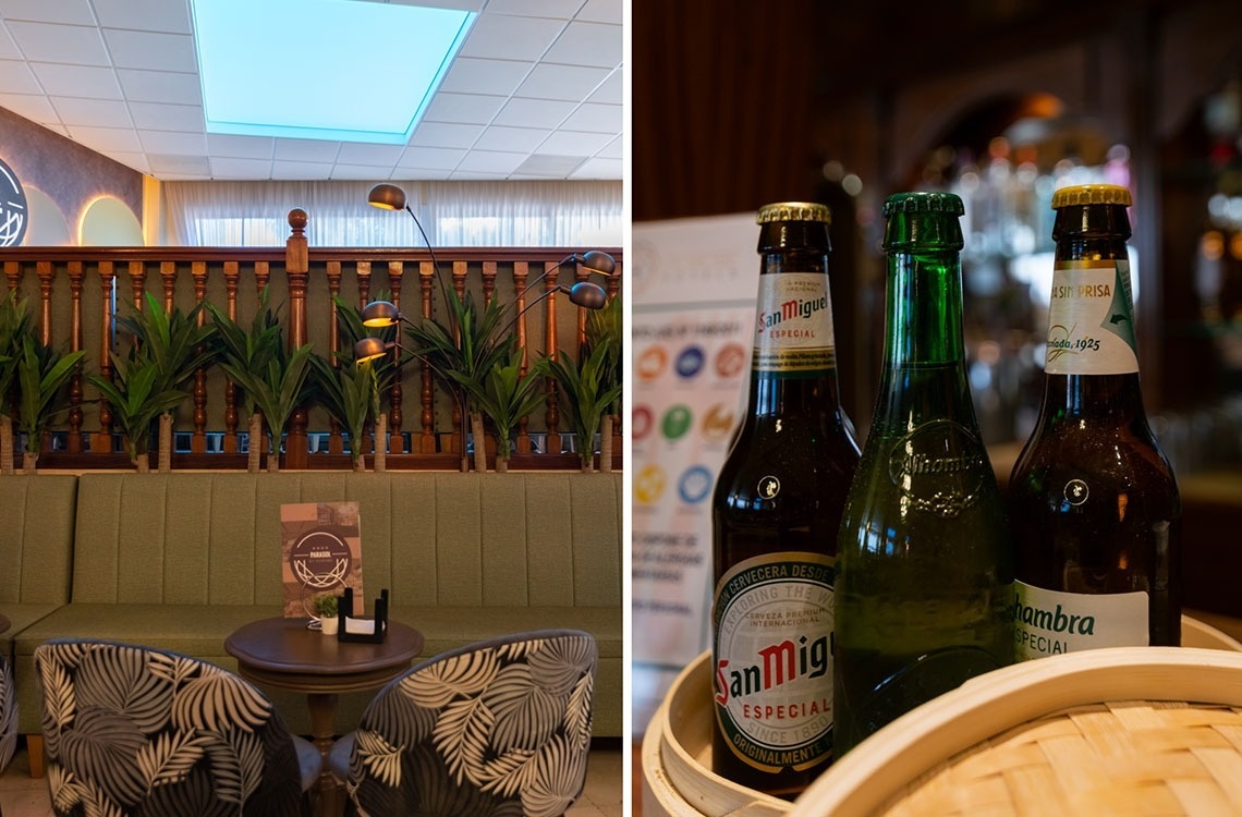 dos botellas de san miguel están en una bandeja de mimbre