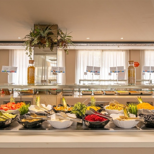 un mostrador de comida en un restaurante con varios platos de comida