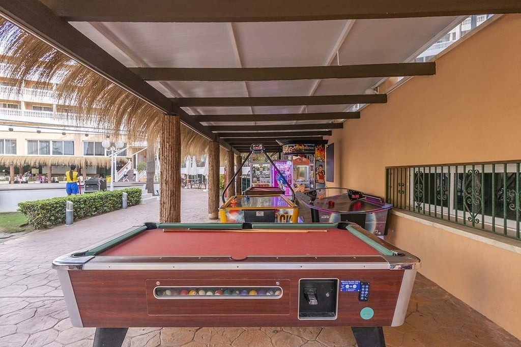 Espace de jeux extérieur avec billard, air hockey et jeux d'arcade à l'hôtel.