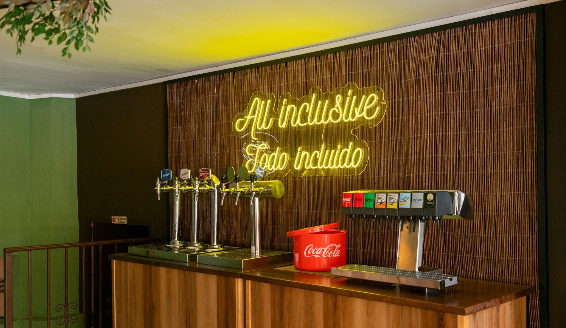 un cóctel en una mesa frente a una piscina bar