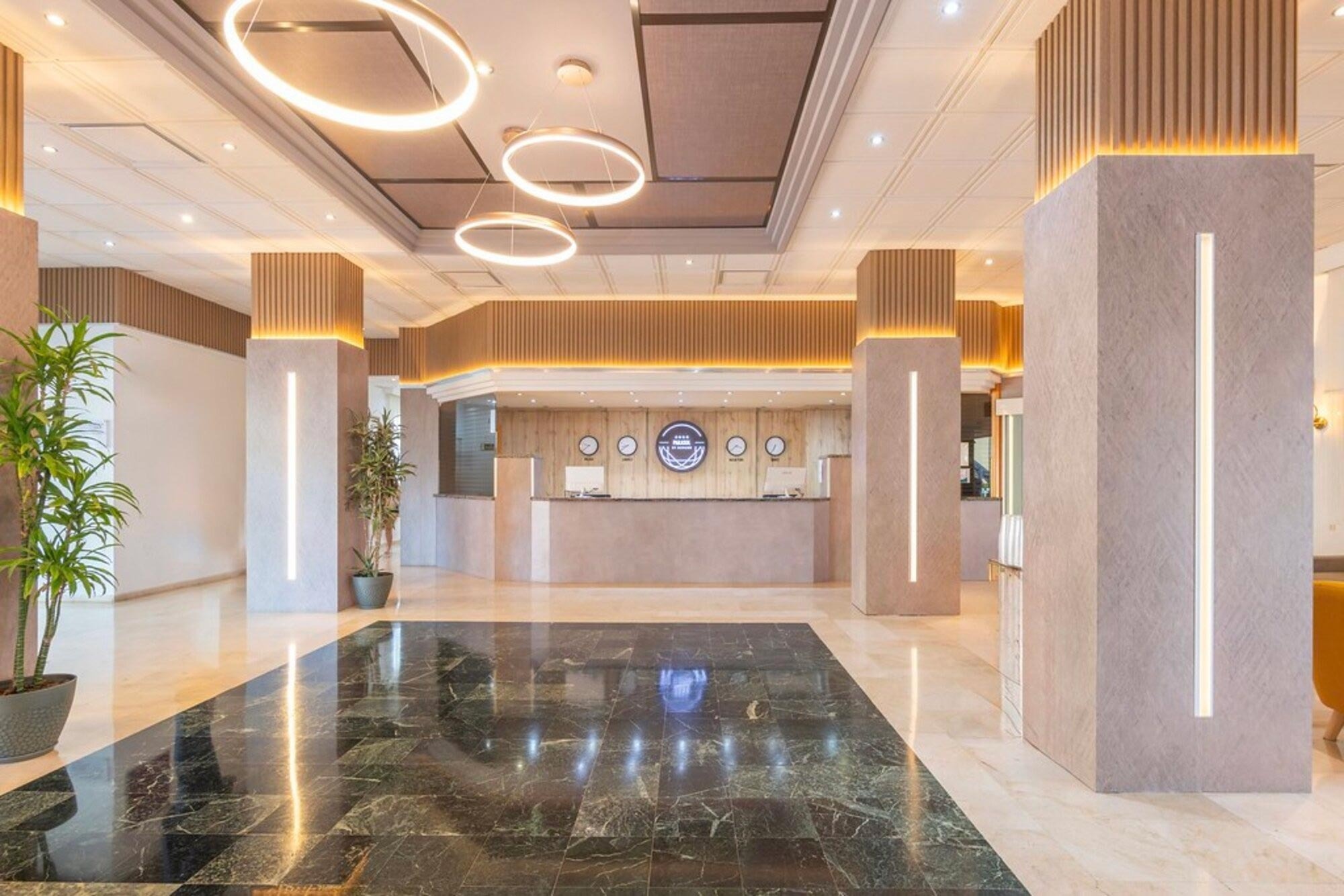 el vestíbulo de un hotel con un mostrador de recepción