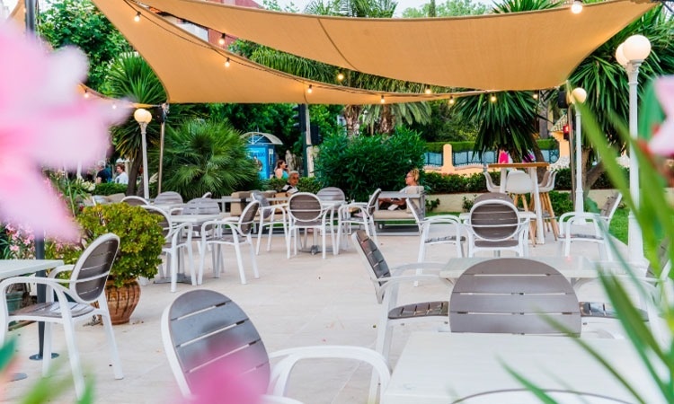 un logotipo azul y blanco para aquapolis costa daurada