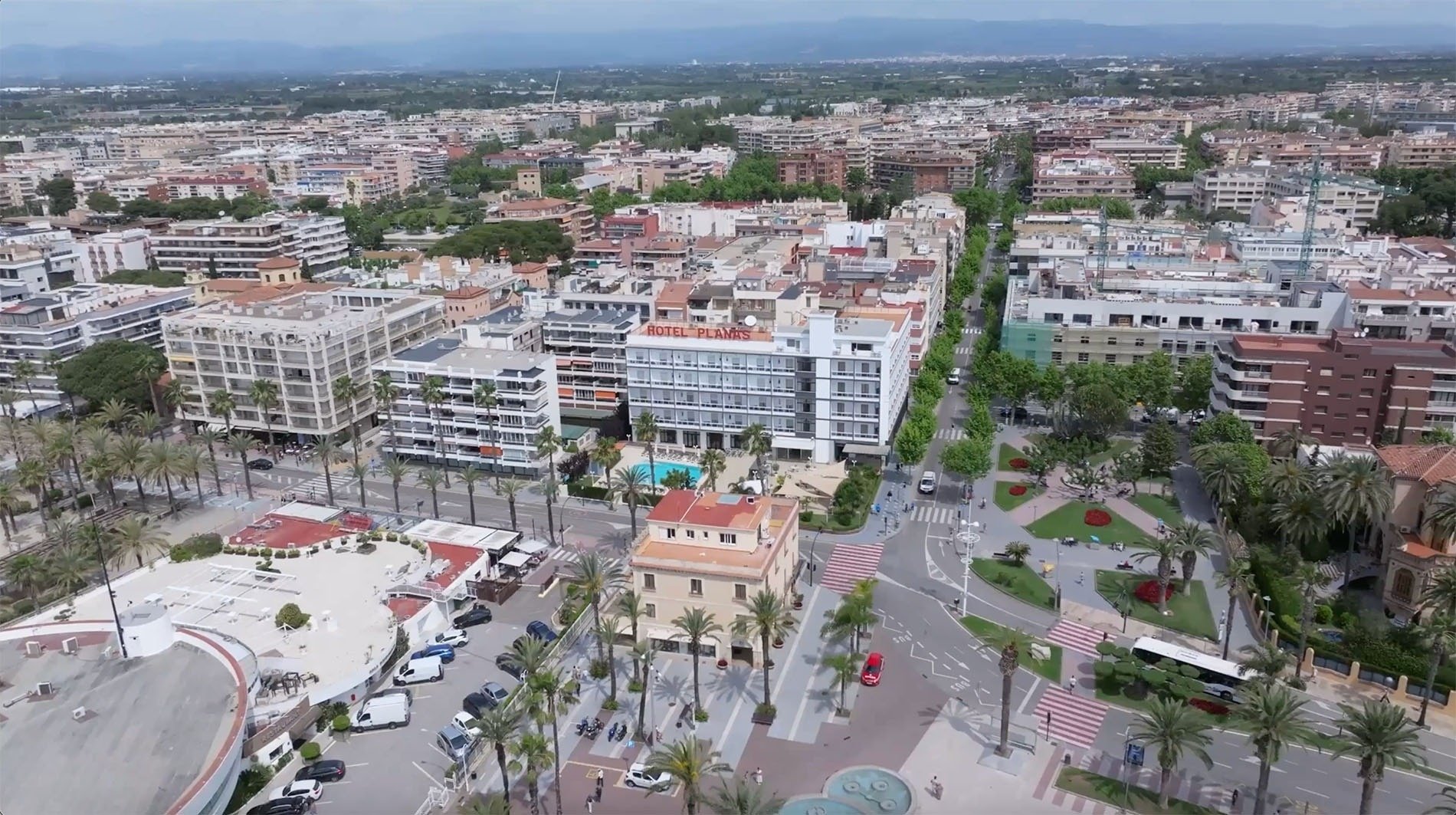 una vista aérea de una ciudad con un edificio que dice hotel plaza