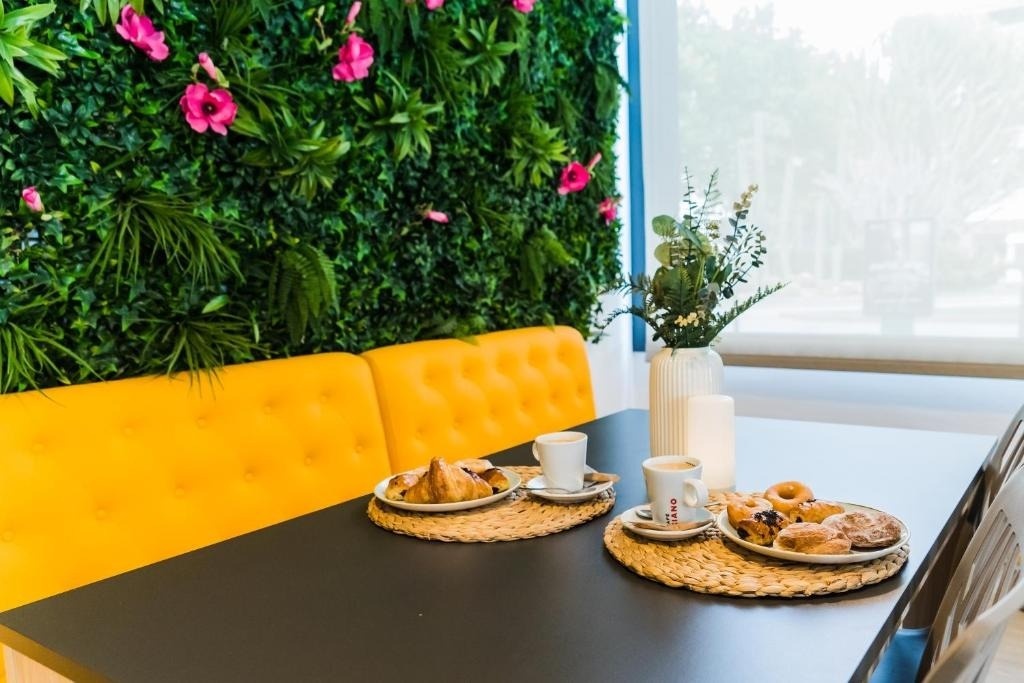 una mesa de madera con una bandeja de comida y un vaso de vino