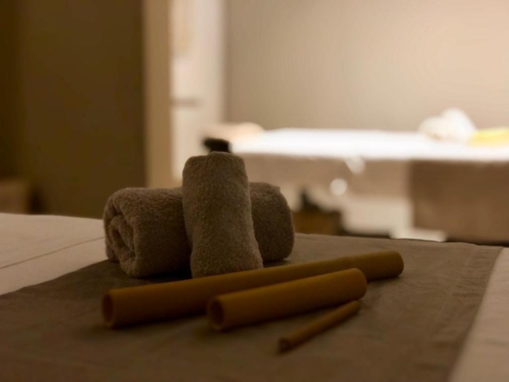 toallas y palos de bambú sobre una mesa en un spa