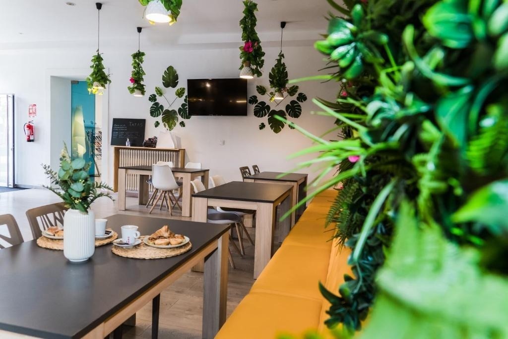 una mesa de madera con una bandeja de comida y un vaso de vino