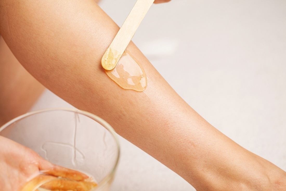 una mujer recibe un masaje con piedras calientes en la espalda