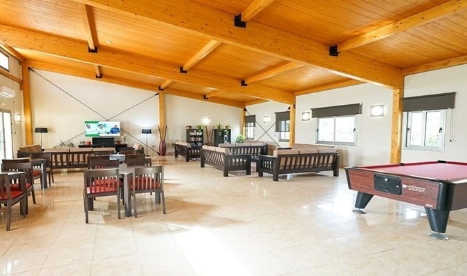 Salón con televisión, canal +