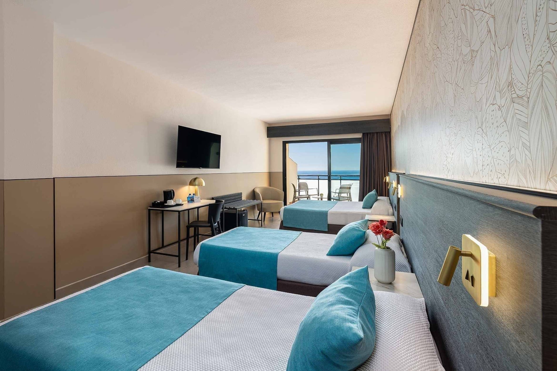 Chambre triple moderne à l'Hôtel Puente Real ****, Torremolinos, avec vue sur la mer.