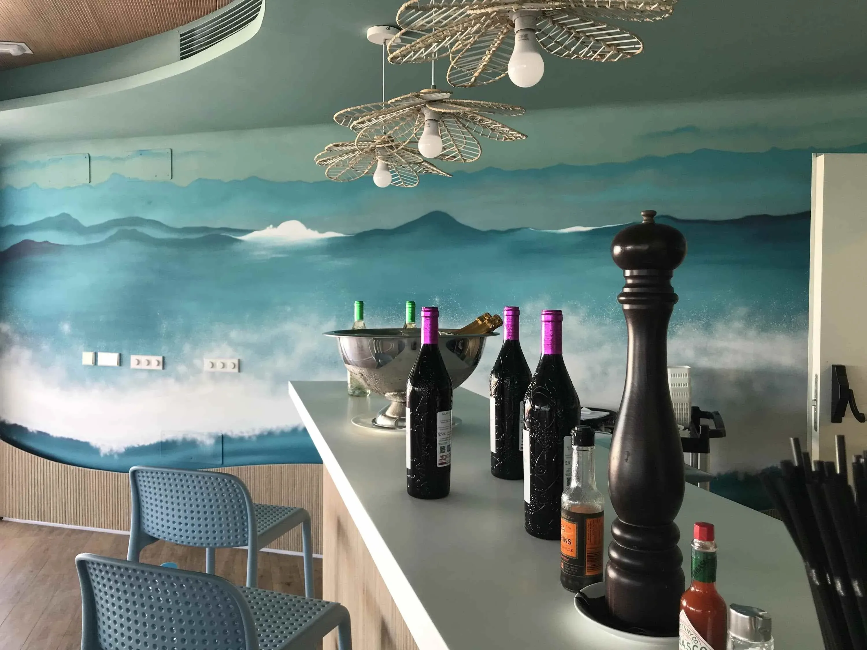 Bar mit Berg- und Meeres-Wandbild. Hotel Puente Real Torremolinos.