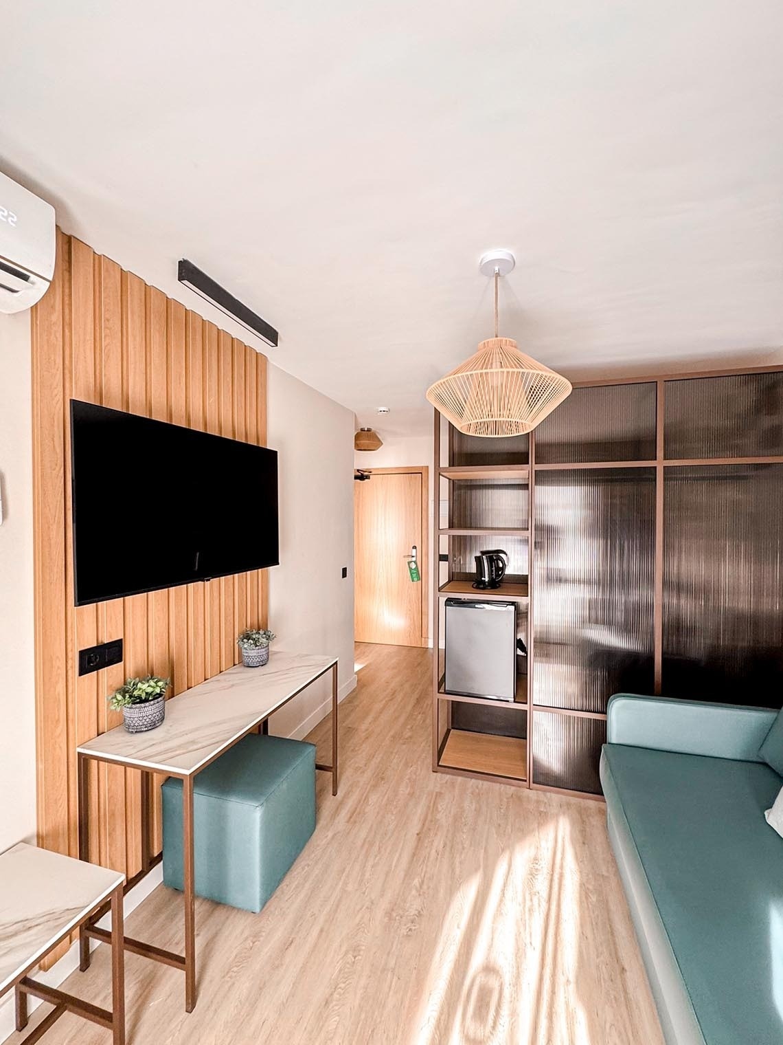 una habitación con un sofá y una mesa con una televisión encima