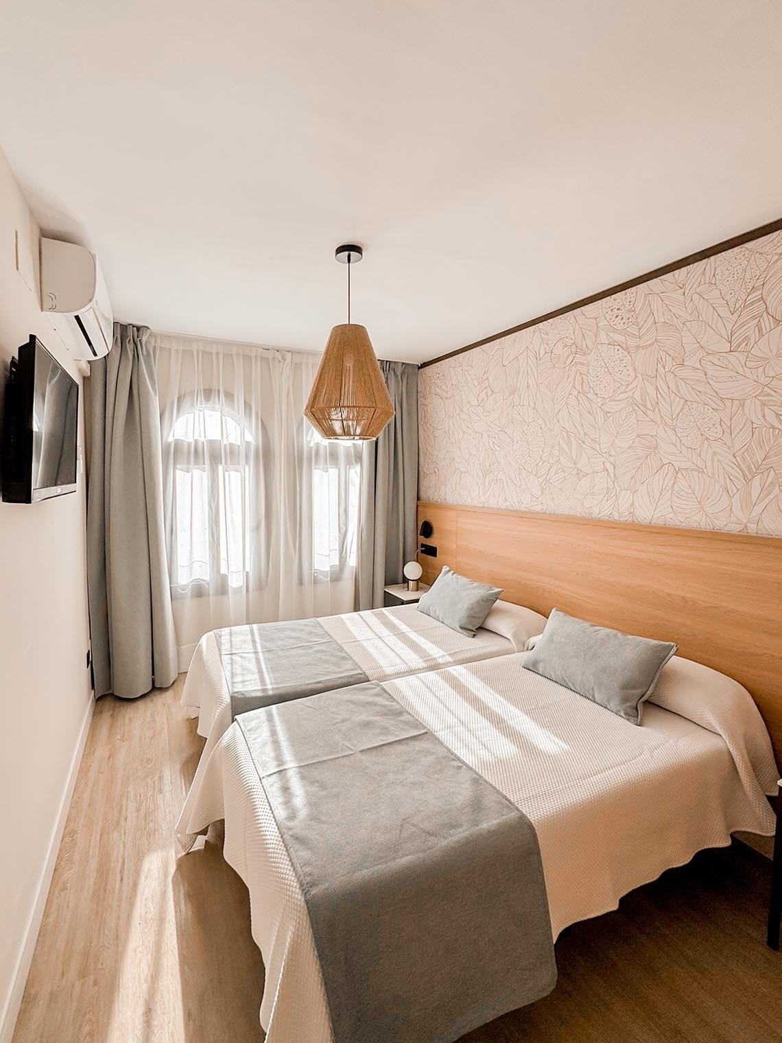 una habitación con dos camas y una televisión