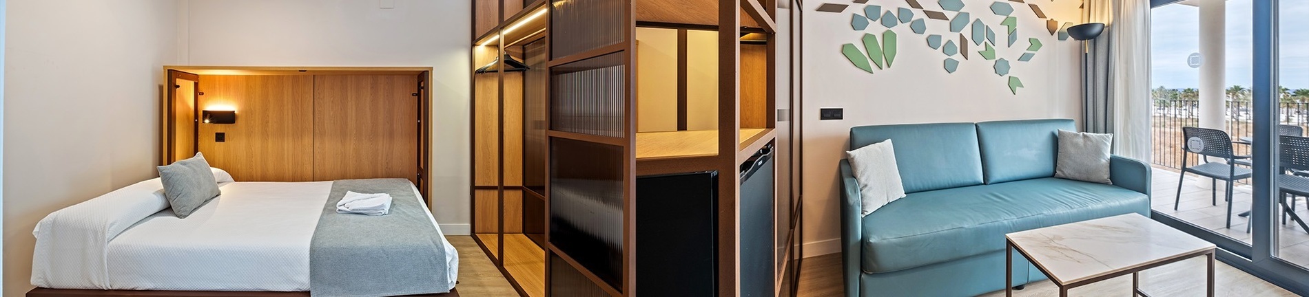 une chambre d' hôtel avec deux lits , une chaise et un balcon avec vue sur l' océan .