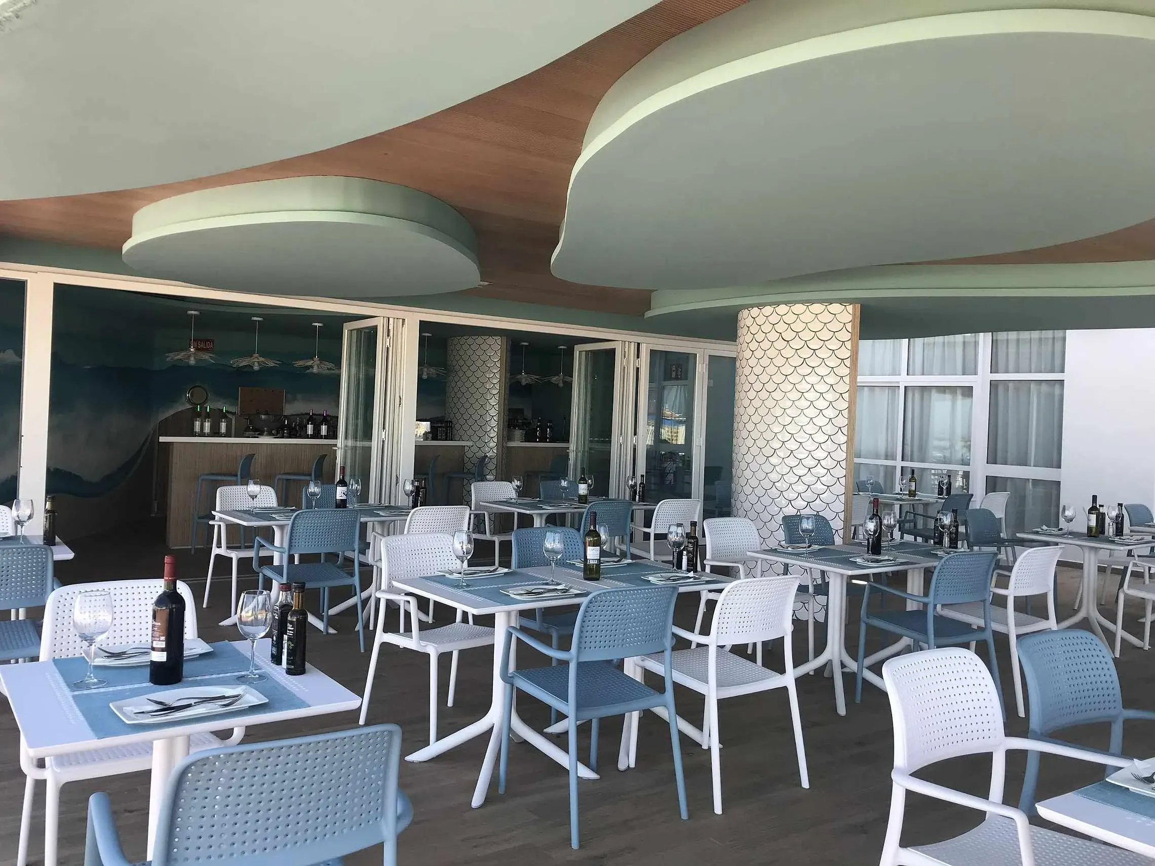 Hotel Puente Real **** Torremolinos Terrasse mit gedeckten Tischen.