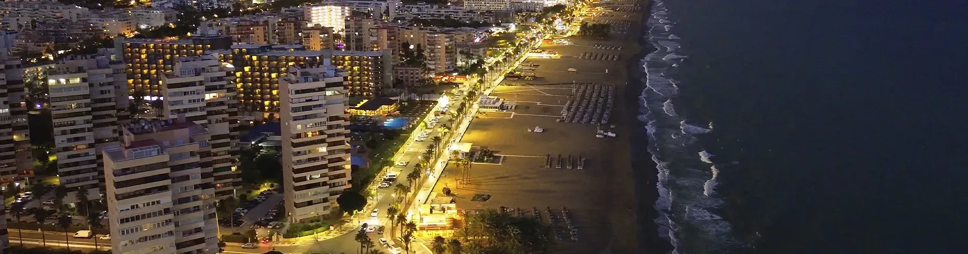 Hotel an der Küste bei Nacht mit beleuchteten Gebäuden und Strand <p>	Hotel Puente Real ****, Torremolinos</p>