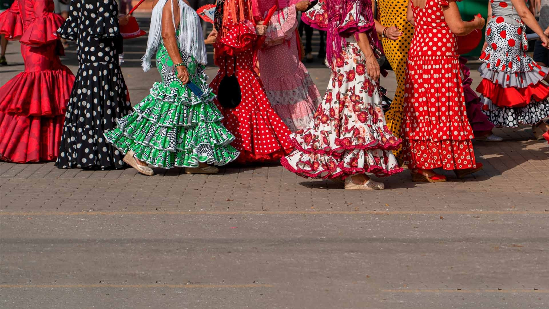 Frauen in traditionellen Flamenco-Kleidern, ein Fest für die Augen in Ihrem <p>	Hotel Puente Real ****, Torremolinos</p> Urlaub.