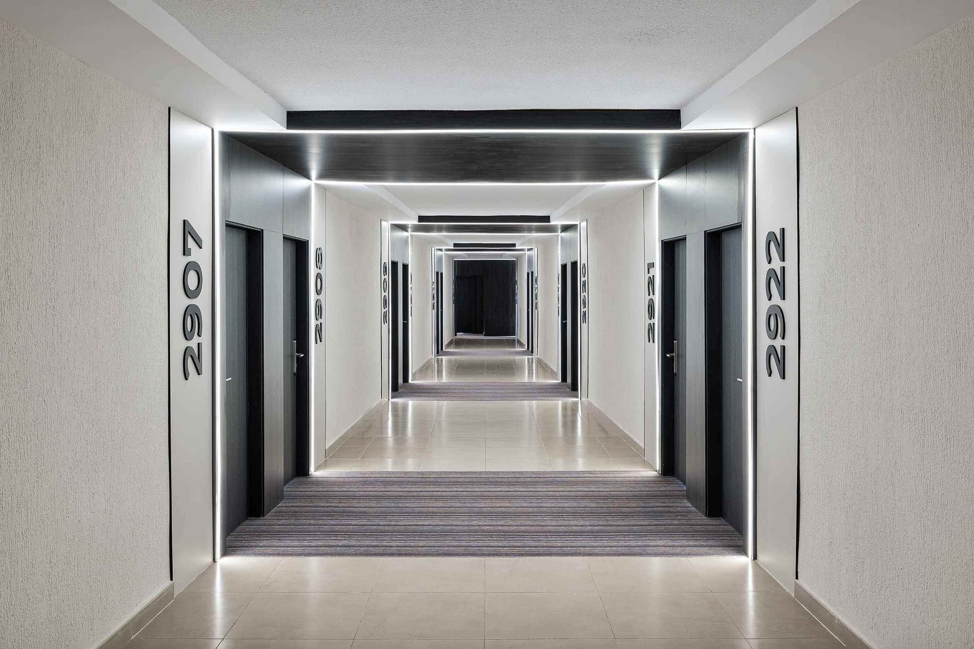 Couloir moderne à l'Hôtel Puente Real, Torremolinos, avec éclairage LED.