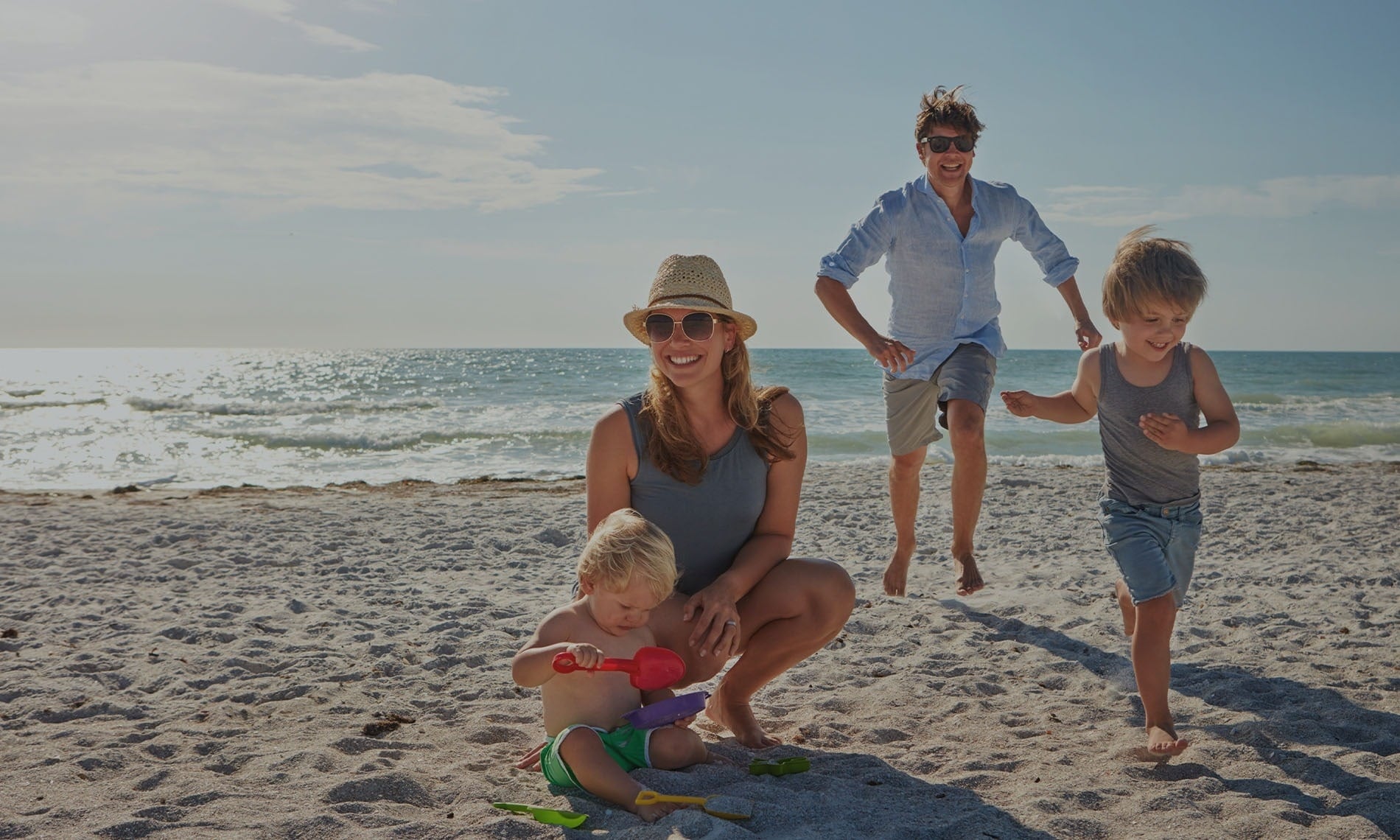 eine Frau in einem gestreiften Badeanzug hilft einer anderen Frau