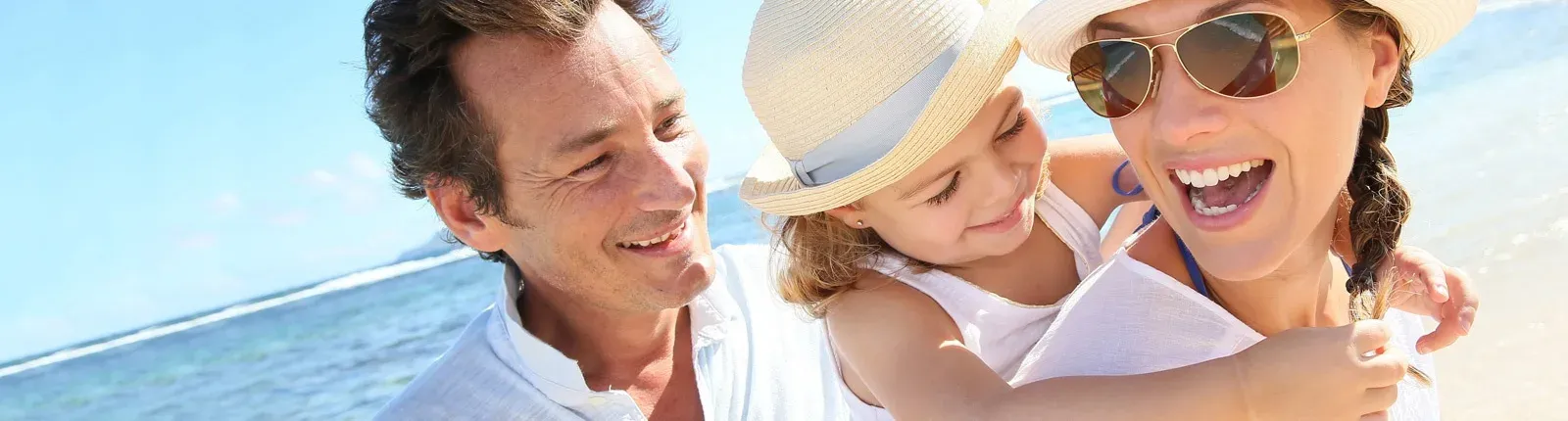 Glückliche Familie am Strand | Familienhotel Puente Real **** Torremolinos
