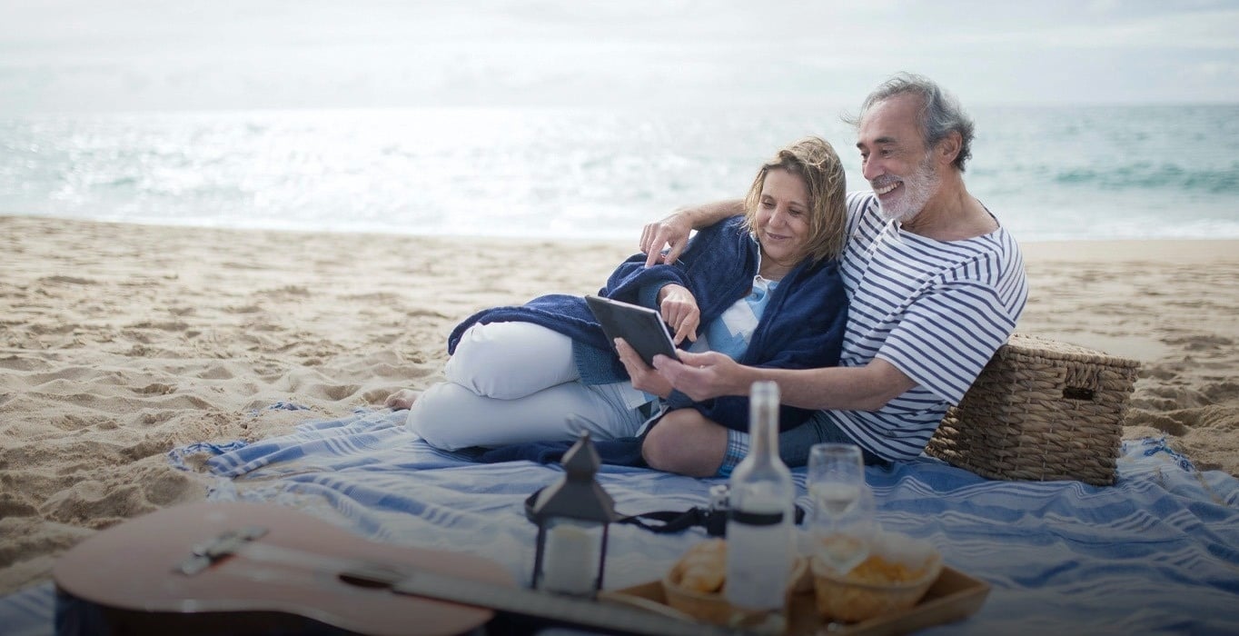 eine Frau in einem gestreiften Badeanzug hilft einer anderen Frau