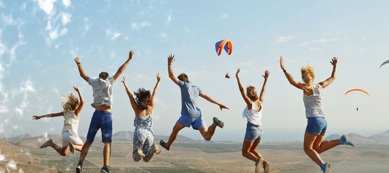 un groupe de personnes saute en l' air .