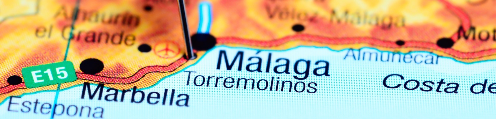 eine Nahaufnahme einer Karte mit den Namen malaga torremolinos und marbella