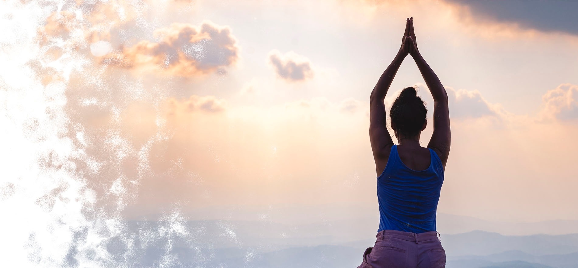 une femme se tient en position de yoga avec ses mains jointes