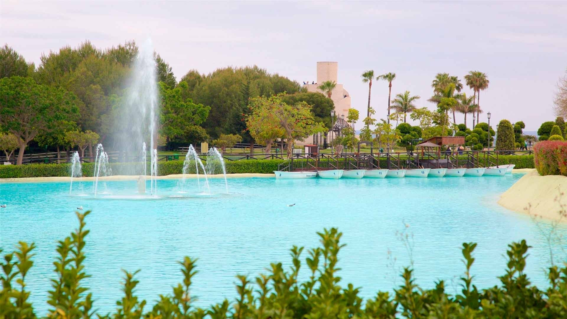 Fuente y botes en laguna de <p>	Hotel Puente Real ****, Torremolinos</p>, ambiente vacacional.