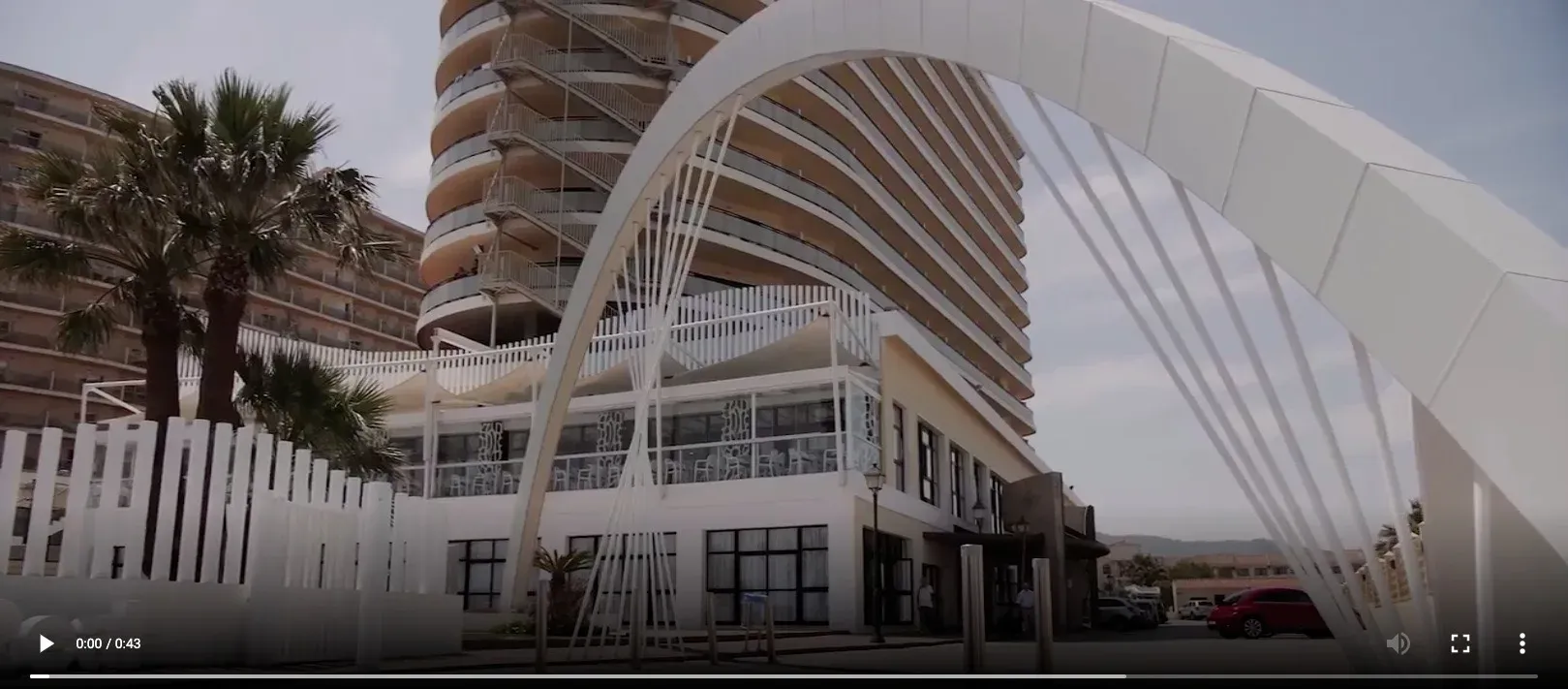 Hotel Puente Real ****: moderno hotel con arquitectura de vanguardia y vistas al mar en Torremolinos.