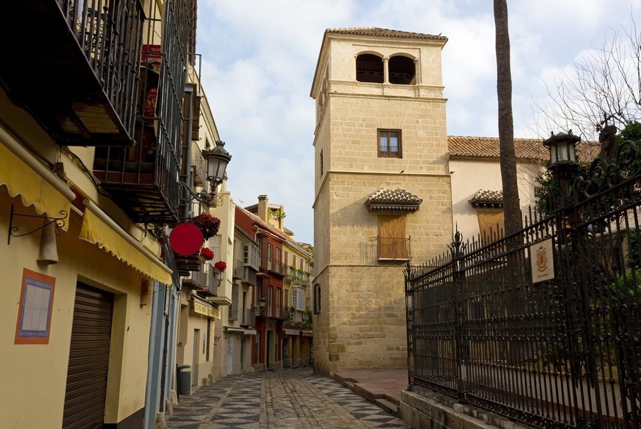 un edificio antiguo con una torre y una cúpula en la noche