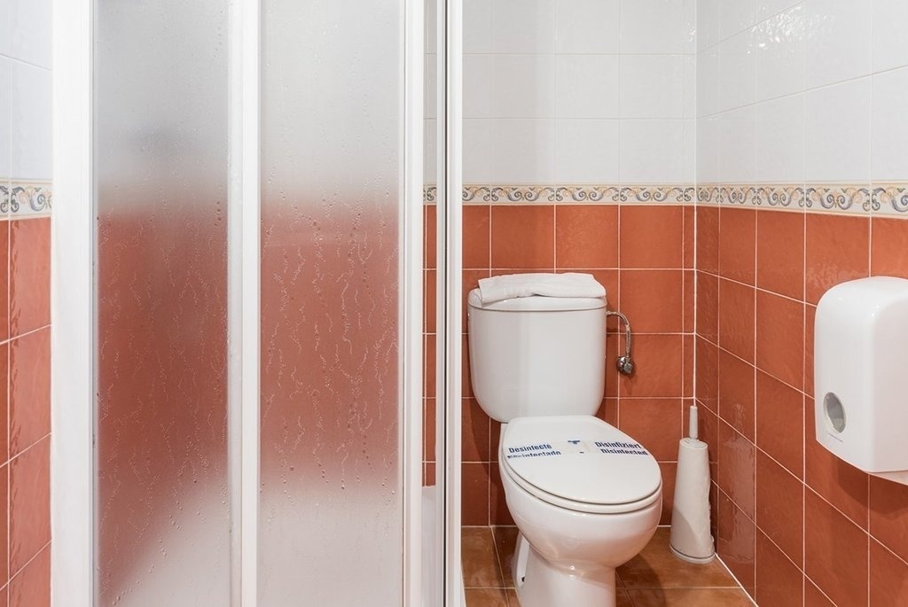 un baño con un inodoro y una cabina de ducha