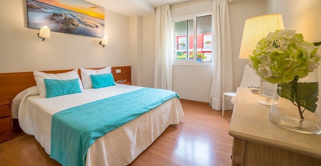 una habitación de hotel con dos camas y un cuadro en la pared