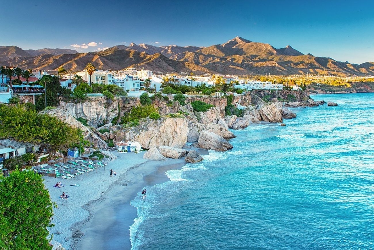 una playa con montañas en el fondo