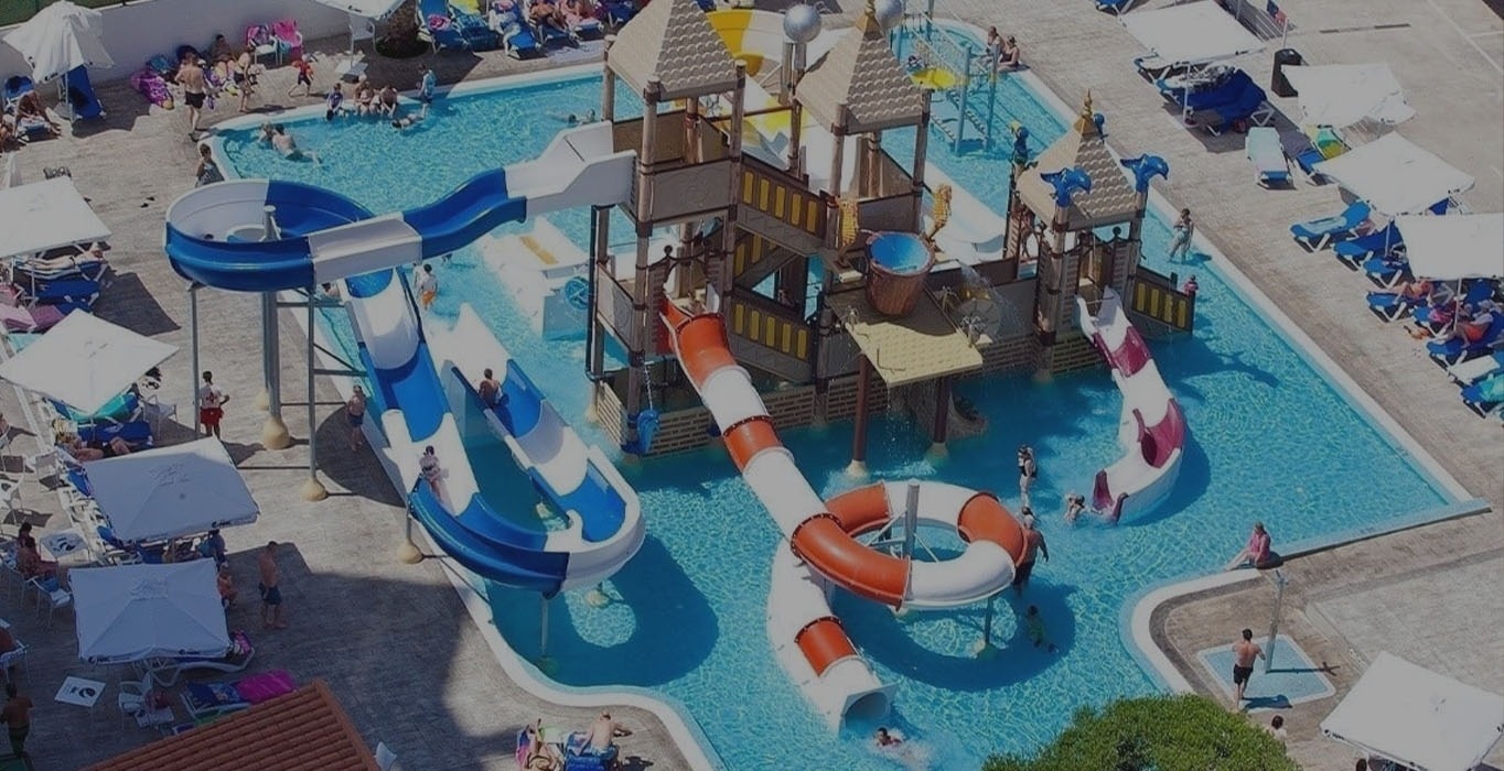 un parque acuático con muchos toboganes y piscinas
