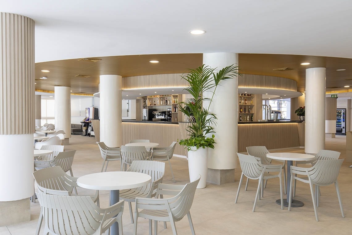 un restaurante con mesas y sillas y un bar