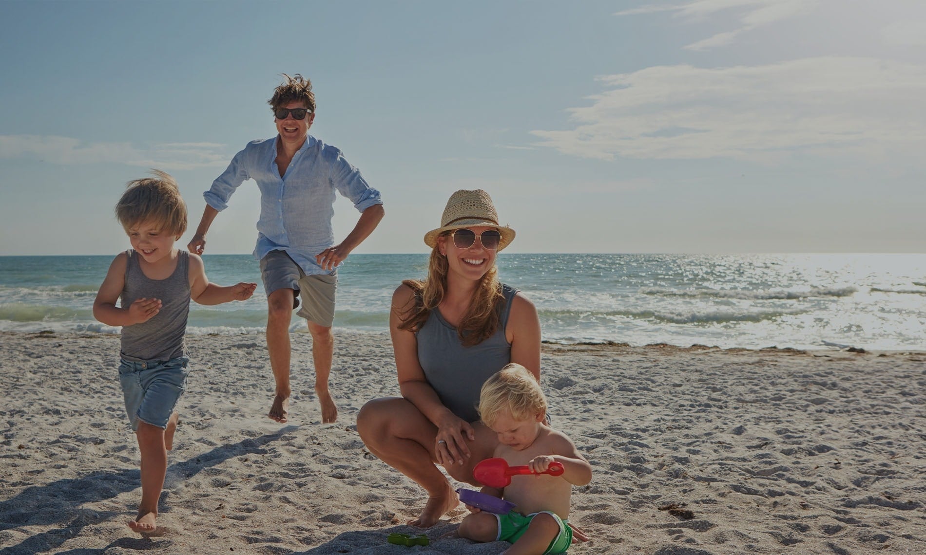 una mujer en un traje de baño sostiene la mano de otra mujer con la palabra be special flash al fondo