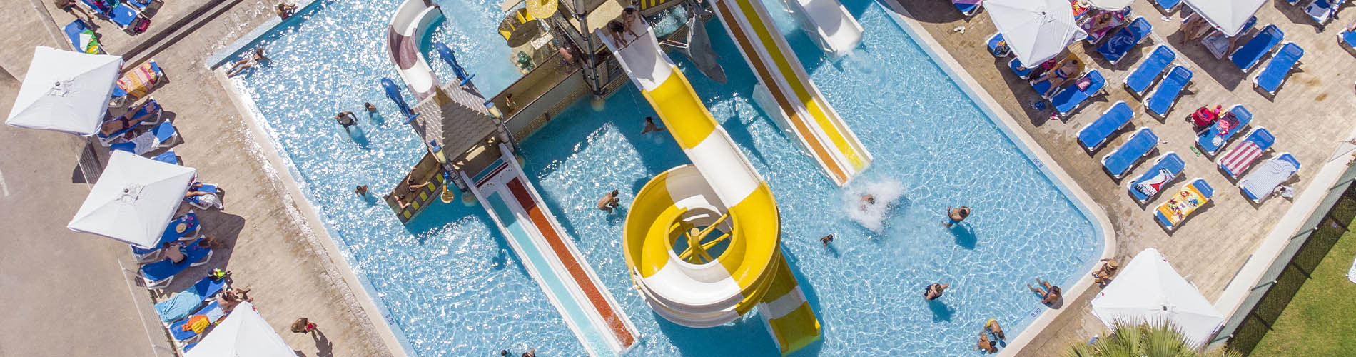 Tirolesa y toboganes en piscina de hotel <p>	Hotel Rosamar - Hotel en Benidorm</p>, ideal para vacaciones familiares.