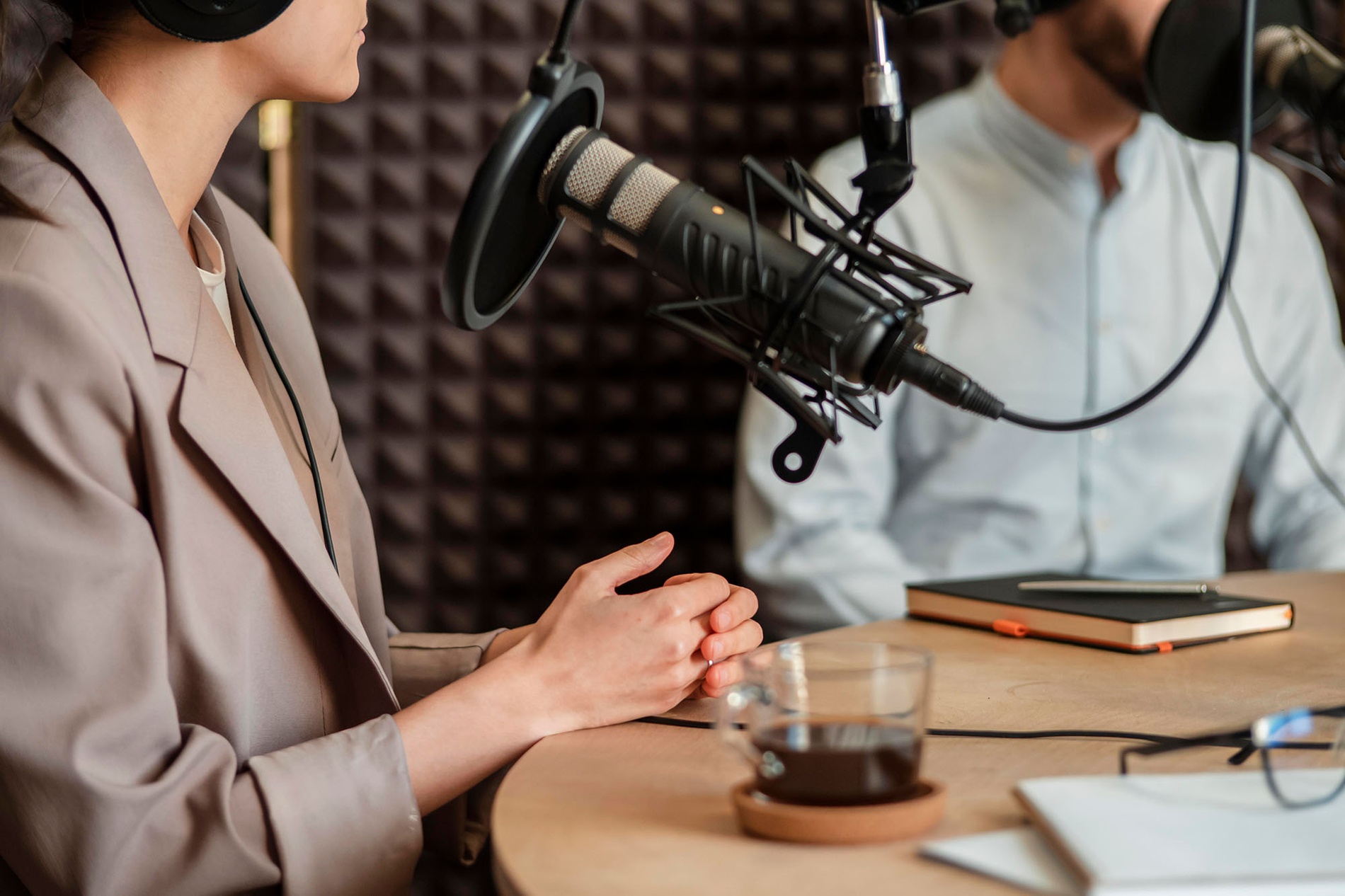 Podcast con micrófono, café y notas. ¡Flash de ideas!