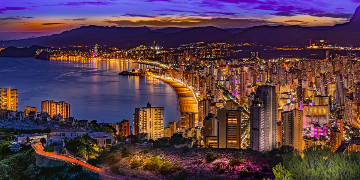 Vista nocturna de Benidorm ofrecida por Hotel Rosamar