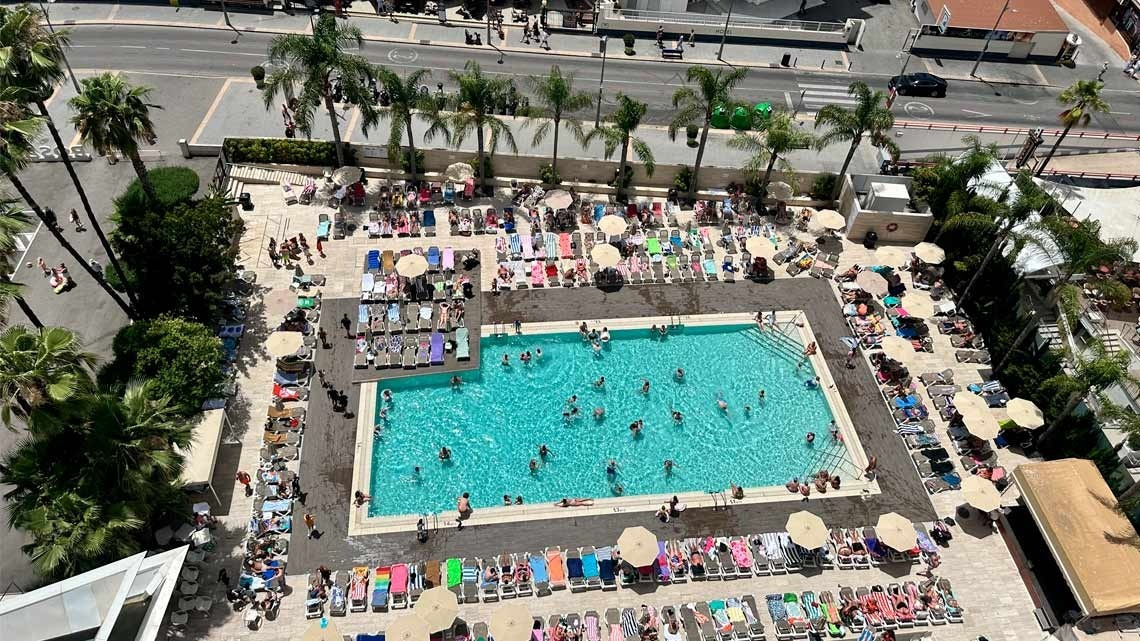 
              Heatwave Alert in Benidorm: Tips to Protect Yourself from High Temperatures and Make the Most of Your Stay at Hotel Rosamar