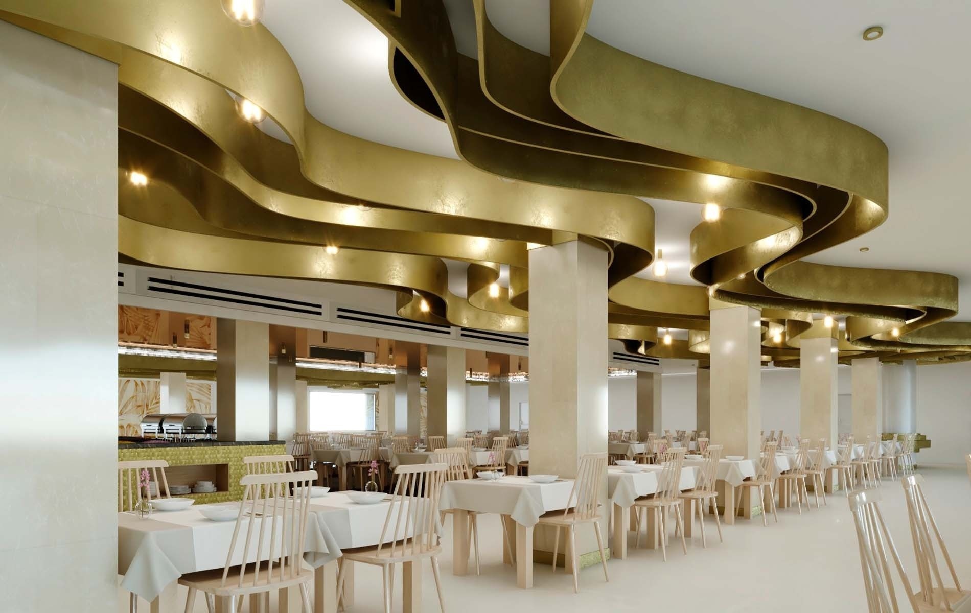 un restaurante con mesas y sillas y un techo dorado