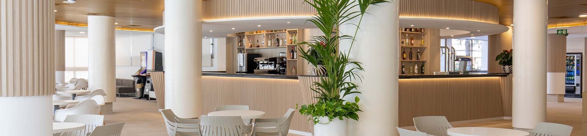 un restaurante con mesas y sillas y un bar