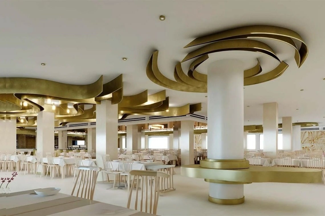 un restaurante con mesas y sillas y un techo dorado