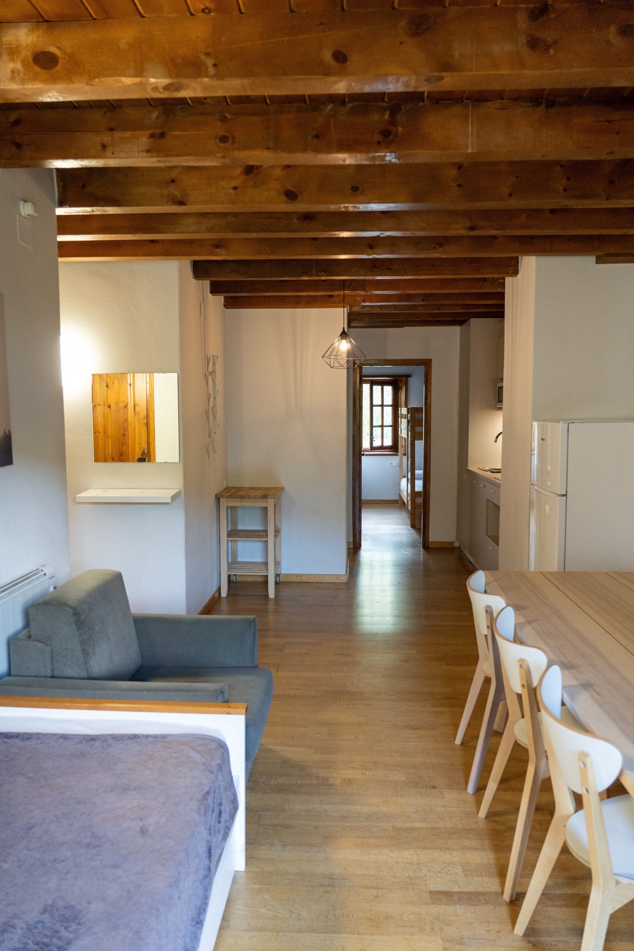 una sala de estar con una mesa y sillas y un sofá